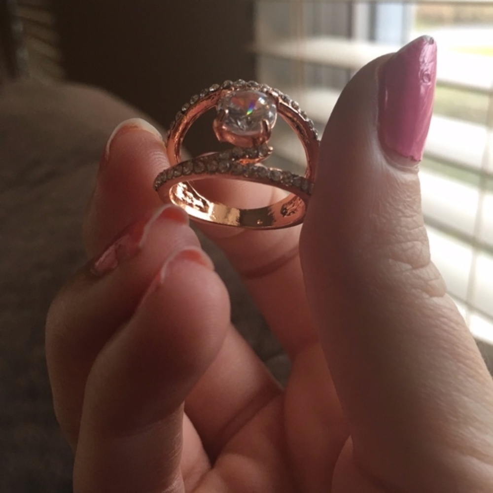 Elegant White Zirconia Fashion Ring - Picture 3 of 4